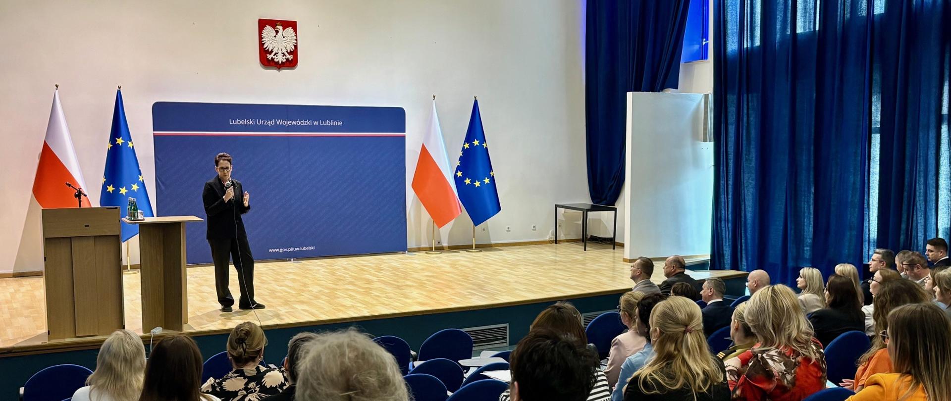 Na zdjęciu: Szefowa służby cywilnej podczas spotkanie w Lubelskim Urzędzie Wojewódzkim. Przemawia z podium do pracowników urzędu, 
