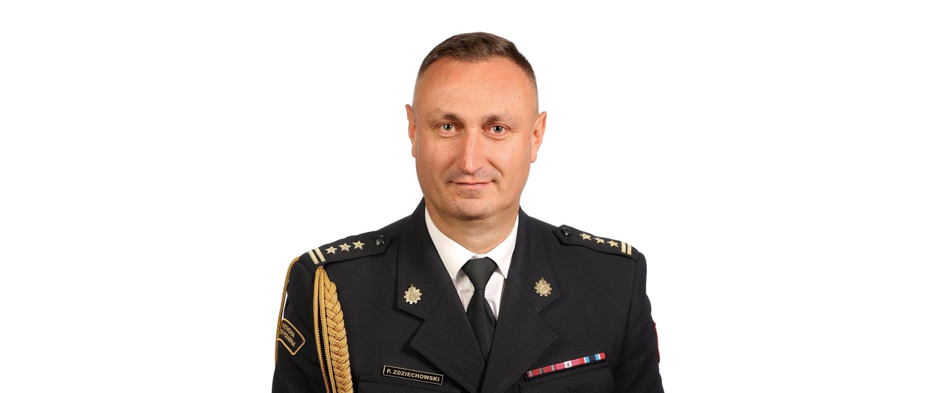 Na zdjęciu znajduje się strażak ubrany w mundur wyjściowy