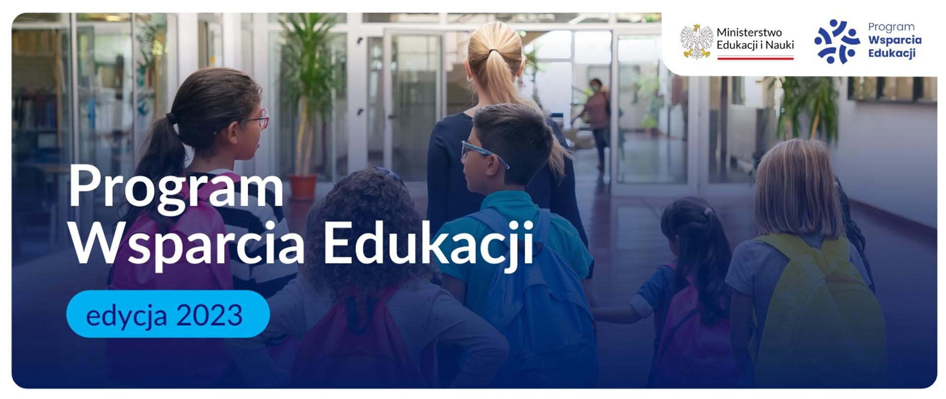 Grafika, na tle zdjęcia na którym grupa młodych ludzi idzie w stronę przeszklonych drzwi napis Program Wsparcia Edukacji - edycja 2023.
